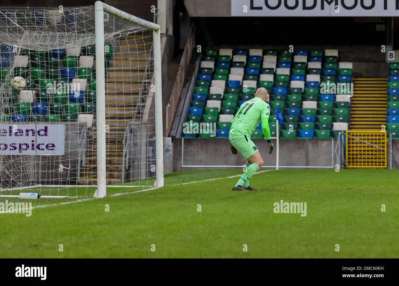 Windsor Park, Belfast, Nordirland, Großbritannien. 21. Januar 2023 Danske Bank Premiership – Linfield/Ballymena United. Action aus dem heutigen Spiel im Windsor Park (Linfield in blau). Erstes Tor nach Linfield - Eetu Vertainen (23) feiert es. Kredit: CAZIMB/Alamy Live News. Stockfoto