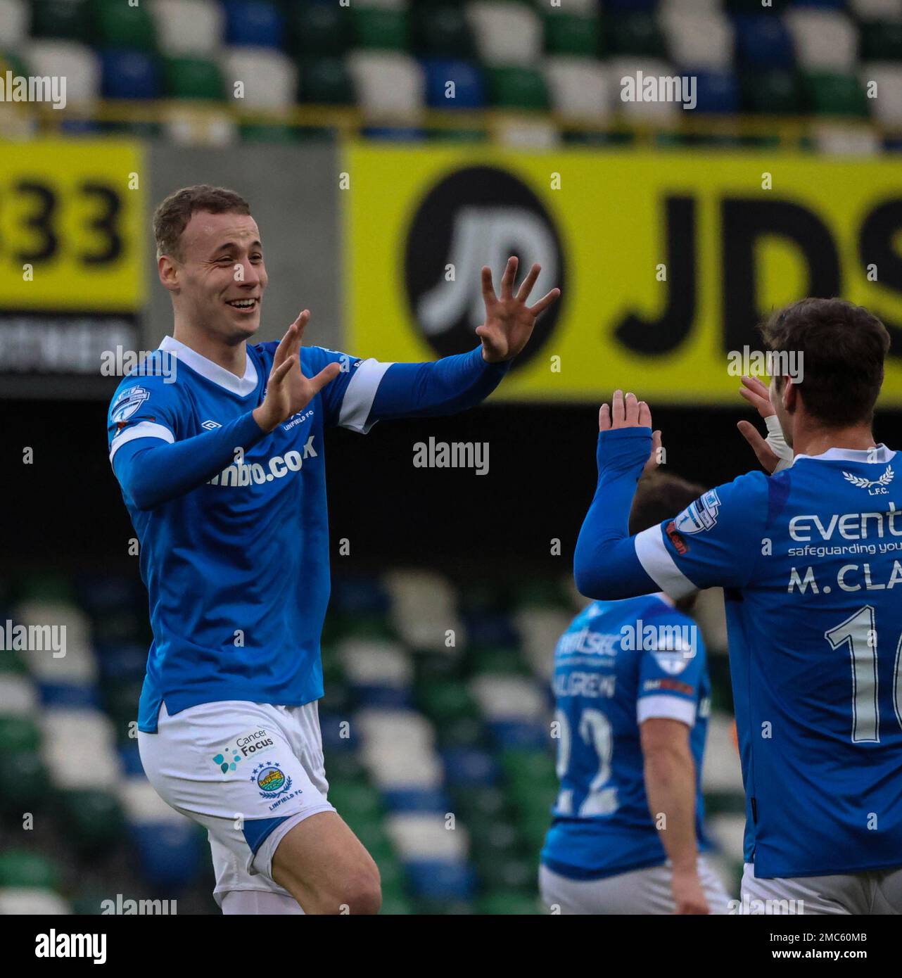 Windsor Park, Belfast, Nordirland, Großbritannien. 21. Januar 2023 Danske Bank Premiership – Linfield/Ballymena United. Action aus dem heutigen Spiel im Windsor Park (Linfield in blau). Erstes Tor nach Linfield - Eetu Vertainen (23) feiert es. Kredit: CAZIMB/Alamy Live News. Stockfoto