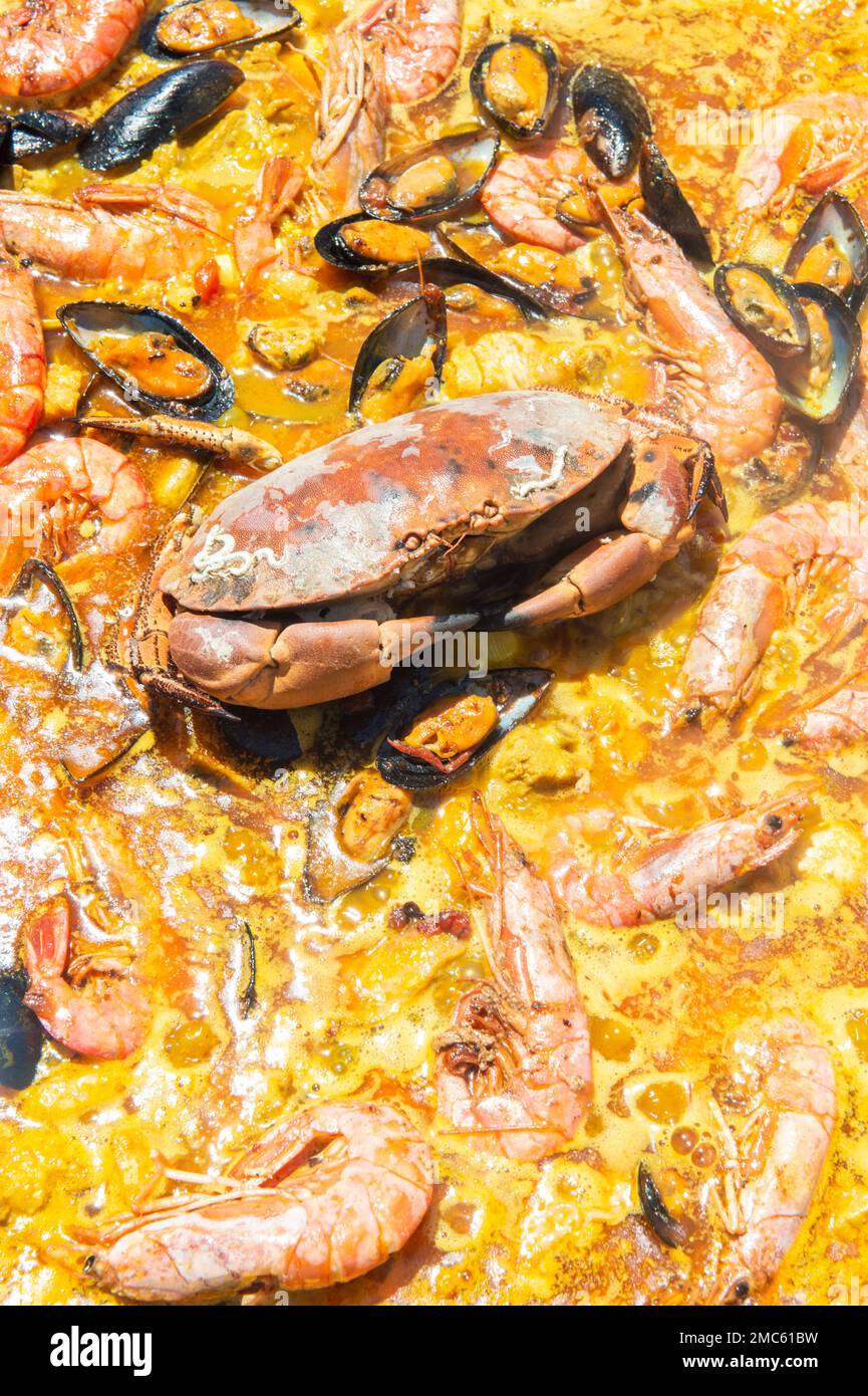 Krabbe auf einer Paella Stockfoto