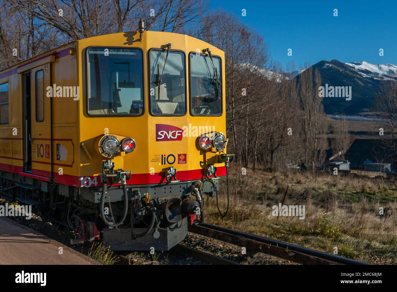 Der gelbe Zug „Le Train Jaune“, hier in Font Romeu, in der Region Pyrenäen Orientales in Südfrankreich. Stockfoto