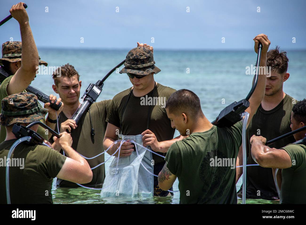 USA Marines, die der 31. Marineexpeditionstruppe zugewiesen wurden, entsalzen Wasser für den Verbrauch während einer Persistenzübung (PERSISTEX) in Okinawa, Japan, 25. Juni 2022. Der Zweck der Schulung bestand darin, die Fähigkeiten der erweiterten Expeditionsbasis zu verfeinern und zu verbessern und den verteilten Betrieb zu üben. Die MEU von 31., die einzige fortlaufend nach vorn verlegte MEU des Marine Corps, bietet eine flexible und tödliche Truppe, die bereit ist, als führende Krisenreaktionstruppe in der Region Indo-Pazifik ein breites Spektrum militärischer Operationen durchzuführen. Stockfoto