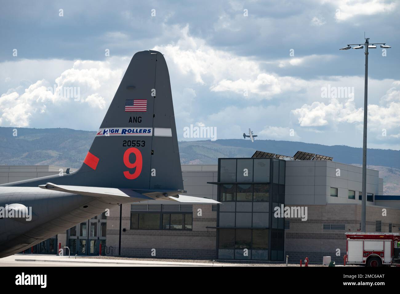 LT. Oberst Todd Hudson, Sicherheitschef des 152. Luftwaffenflügels und Navigator der Nevada Air National Guard C-130, fliegt seinen letzten Flug mit dem 152. Luftwaffenflügel, bevor er sich vom Militär in Reno, Nevada, zurückzieht, am 25. Juni 2022. Hudson wird der Kommandeur des Air Force Junior Reserve Officers' Training Corps (JROTC) an der North Valley High School in Reno. Stockfoto