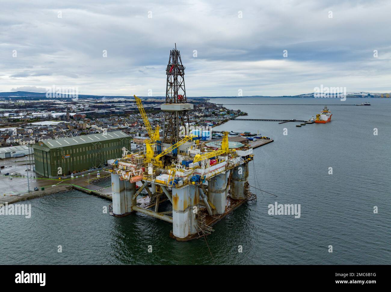 Invergordon, Schottland, Großbritannien. 21. Januar 2023 Unvergleichlicher Blick auf den Hafen von Cromarty Firth in Invergordon, Ross und Cromarty. Das Angebot von Inverness und Cromarty Firth Freeport wurde von der schottischen und der britischen Regierung als Freeport ausgezeichnet. Diese neuen Häfen , auch als Green Freeports oder Greenports bekannt , sollen Tausende neuer Arbeitsplätze schaffen . Iain Masterton/Alamy Live News Stockfoto