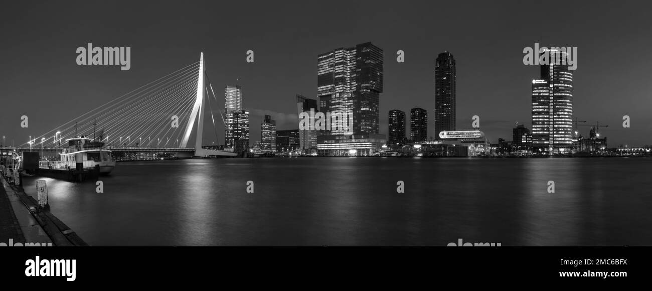 Stadtlandschaft, Schwarzweiß-Panorama - Nachtsicht auf der Erasmus-Brücke und dem Stadtteil Feijenoord in Rotterdam, Niederlande Stockfoto