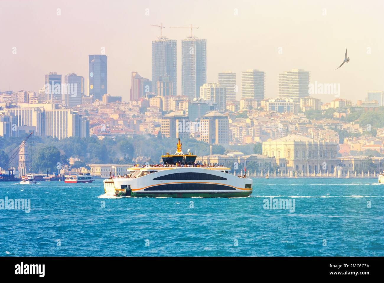 Sommerlandschaft - Blick auf den Bosporus und das historische Viertel Besiktas, Istanbul, in der Türkei Stockfoto