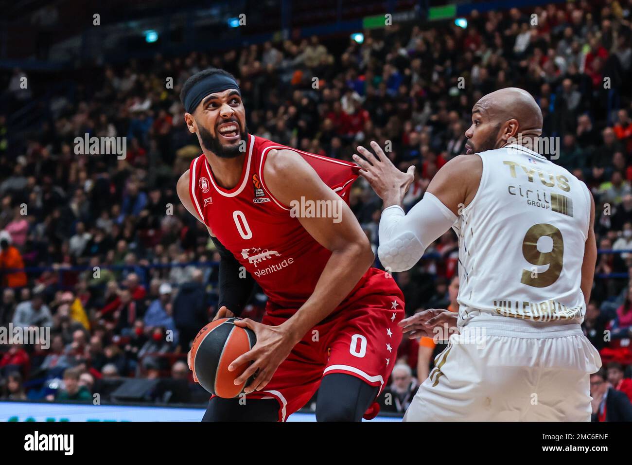 Mailand, Italien. 20. Januar 2023. Brandon Davies #0 von EA7 Emporio Armani Milan (L) und Alex Tyus #9 von LDLC Asvel Villeurbanne (R) in Aktion während des regulären Spiels der Turkish Airlines EuroLeague Runde 20 zwischen EA7 Emporio Armani Milan und LDLC Asvel Villeurbanne im Mediolanum Forum.Endstand; EA7 Emporio Armani Milan 73:79 LDLC Asvel Villeurbanne) (Foto: Fabrizio Carabelli/SOPA Images/Sipa USA) Guthaben: SIPA USA/Alamy Live News Stockfoto