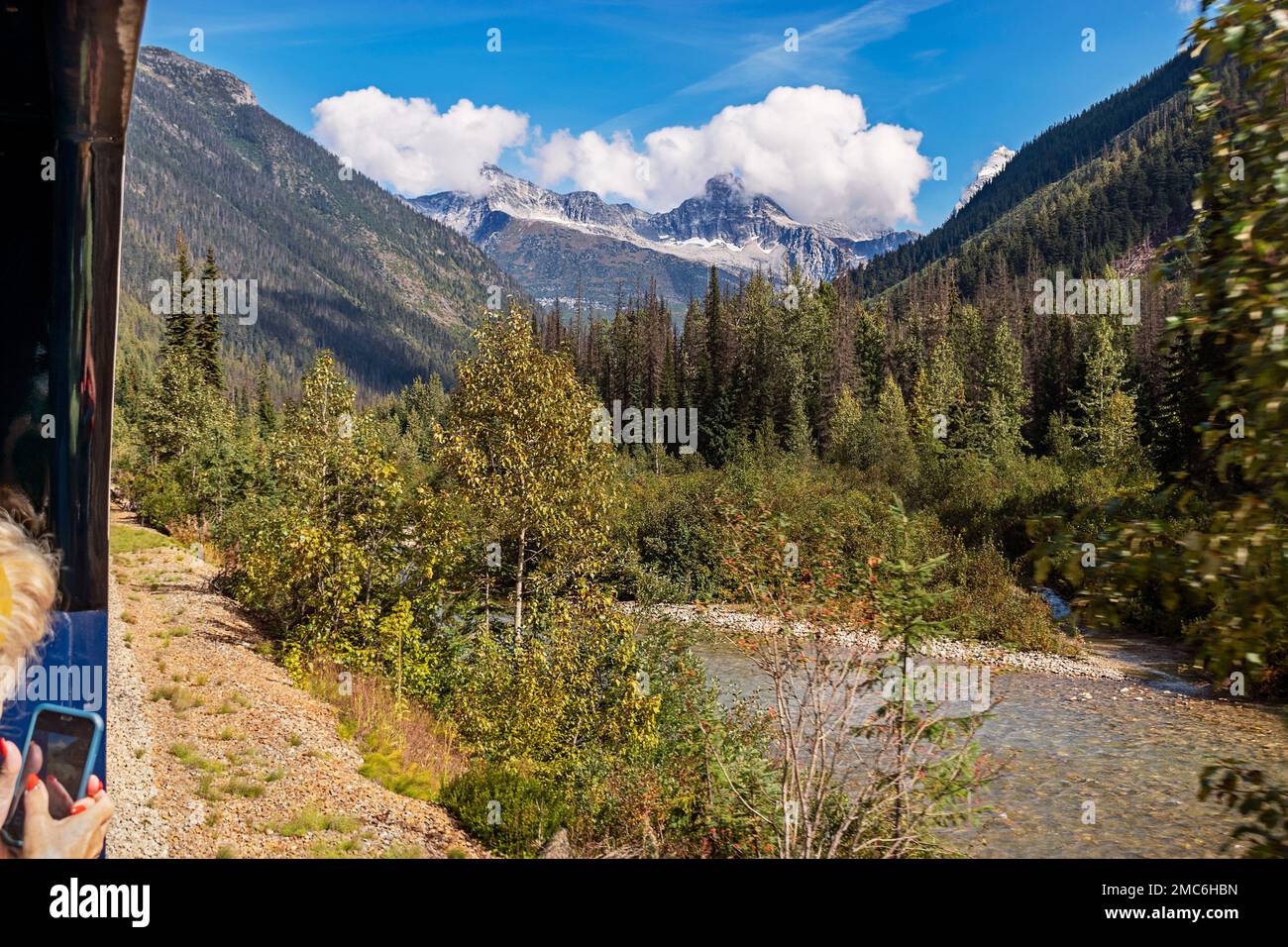 Die Landschaft mit den Kanadischen Rocky Mountains im Hintergrund wird von einem Touristen mit einem Handy fotografiert Stockfoto