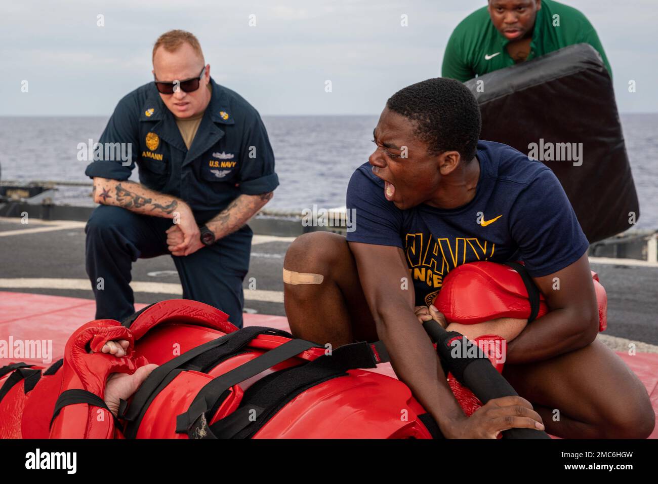 220625-N-TC847-1210 ATLANTISCHER OZEAN (25. JUNI 2022) Quartiermeister Jalen Chadwick, dem Ticonderoga-Klasse-Guided-Raketenkreuzer USS Leyte Gulf (CG 55) zugeteilt, führt während der letzten Phase der Grundausbildung der Sicherheitsreaktionstruppe (SRF-B) am 25. Juni 2022 eine Festnahme und Festnahme eines flüchtigen Verdächtigen durch. Die George H.W. Die Bush Carrier Strike Group (CSG) führt derzeit eine Zertifizierungsübung durch, um die Interoperabilität und Kampffähigkeit der USA und der Alliierten vor einer zukünftigen Implementierung zu verbessern. Die George H.W. Bush CSG ist ein integriertes Kampfwaffensystem, das überlegene Leistungen bietet Stockfoto