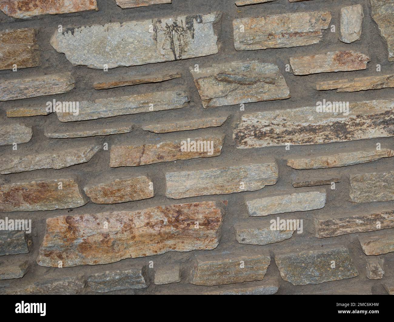 Rustikaler und gealterter Wandstein, Außenwand Stockfoto