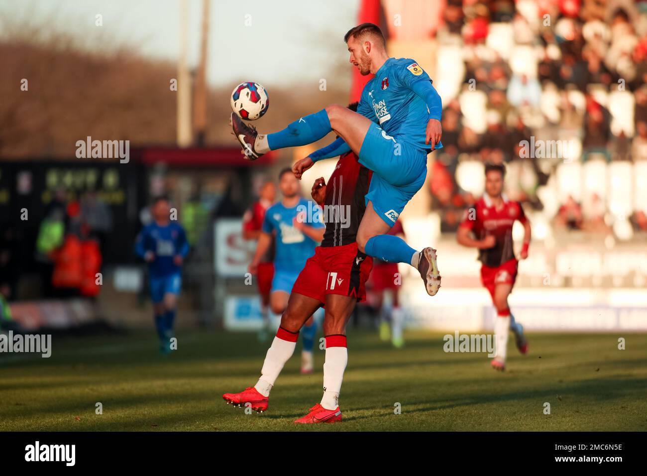 Jamie McCart von Leyton Orient nimmt beim Sky Bet League Two-Spiel im Lamex Stadium, Stevenage, eine besondere Note ein. Foto: Samstag, 21. Januar 2023. Stockfoto