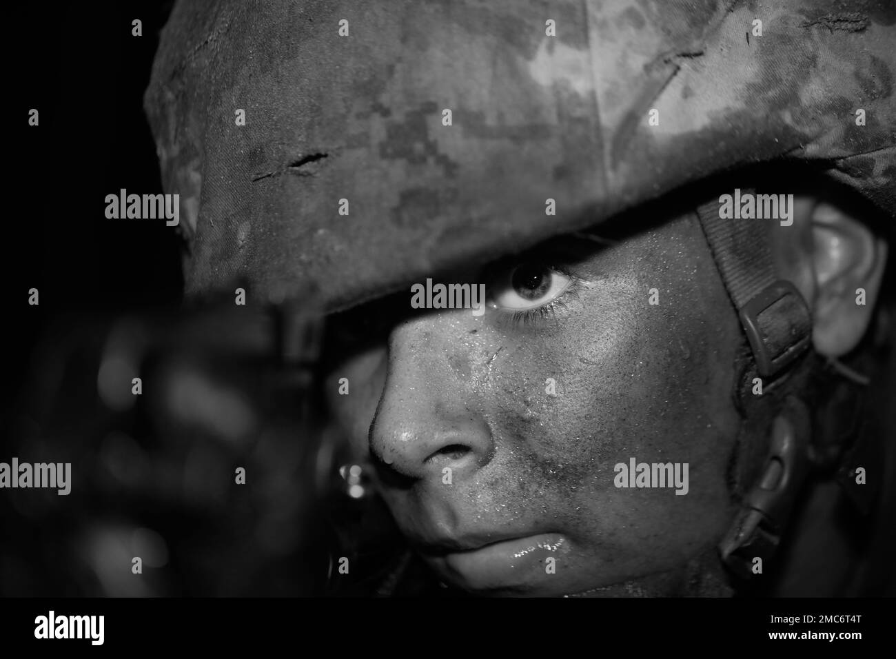 Rekruten bei Delta Company, 1. Rekruten-Trainingsbataillon, nehmen an der Schlacht von Fallujah während der Kreuzfahrt auf Marine Corps Rekrutierung Depot Parris Island am 12. August 2022 Teil. Der Schmelztiegel ist der Höhepunkt des Wissens und der Fähigkeiten, die Rekruten im Laufe der Rekrutierungstraining erlernen. Stockfoto