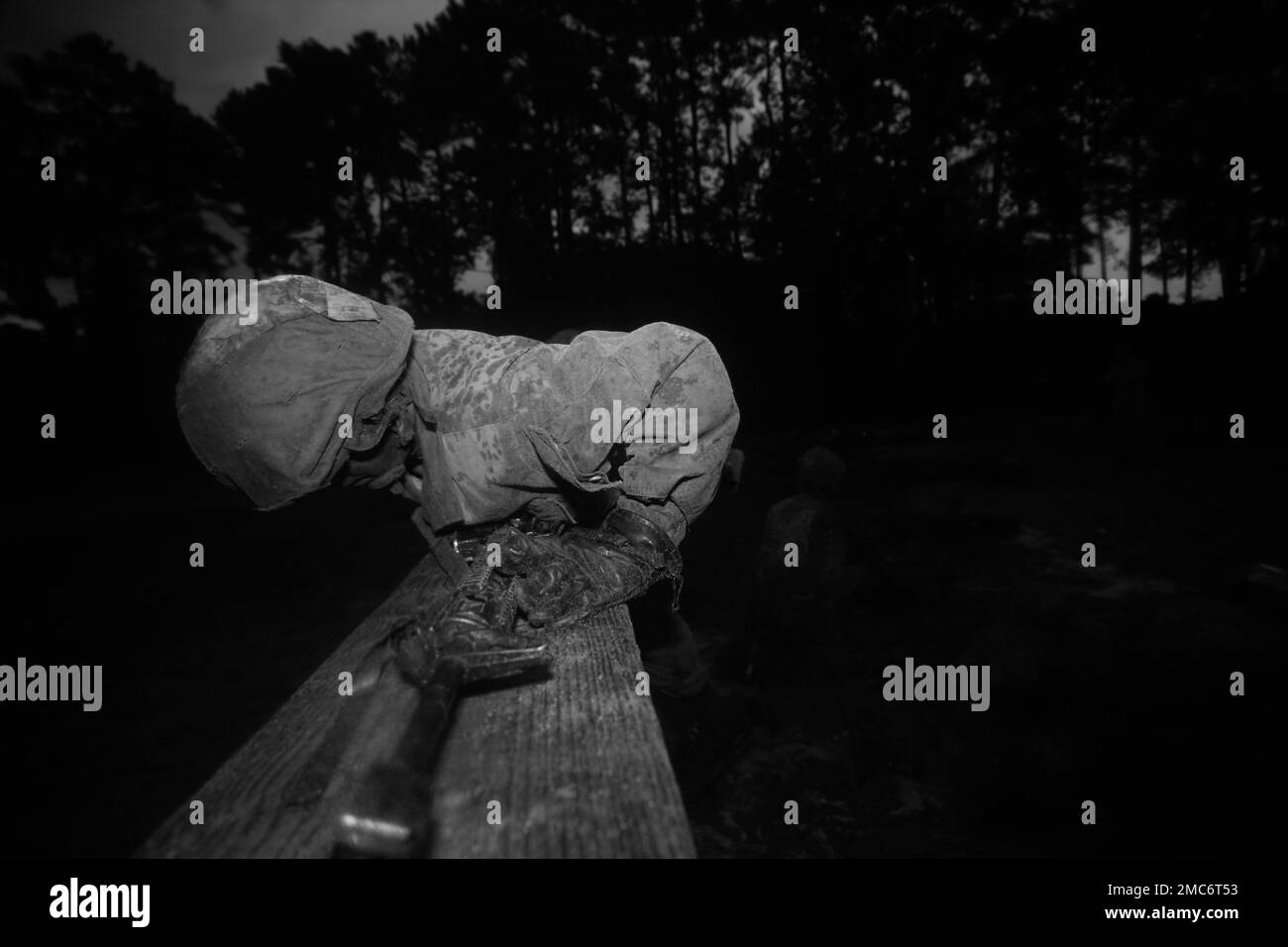 Rekruten bei Delta Company, 1. Rekruten-Trainingsbataillon, nehmen an der Schlacht von Fallujah während der Kreuzfahrt auf Marine Corps Rekrutierung Depot Parris Island am 12. August 2022 Teil. Der Schmelztiegel ist der Höhepunkt des Wissens und der Fähigkeiten, die Rekruten im Laufe der Rekrutierungstraining erlernen. Stockfoto