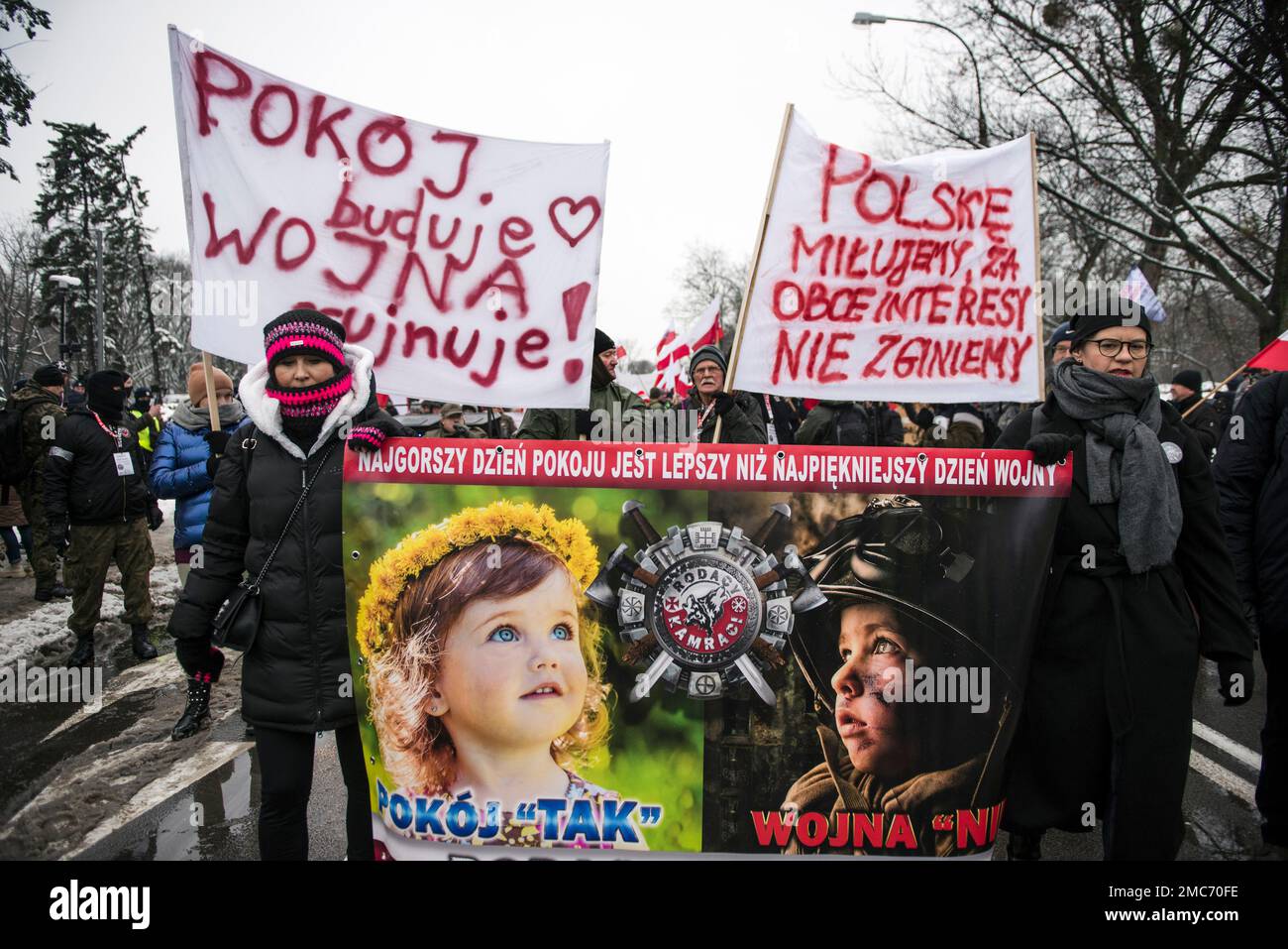 Warschau, Polen. 21. Januar 2023. Demonstranten halten während des marsches in Warschau Banner. Hunderte von Menschen nahmen an einem Anti-kriegsmarsch unter dem Slogan "This is not our war" Teil, der von einer nationalistischen Gruppe namens Landsleute (Rodacy Kamraci) organisiert wurde, um gegen die Beteiligung der polnischen Regierung am Konflikt in der Ukraine zu protestieren. Die Organisation Landsleute Genossen wird in Polen von vielen als pro-russische Gruppe betrachtet. Kredit: SOPA Images Limited/Alamy Live News Stockfoto