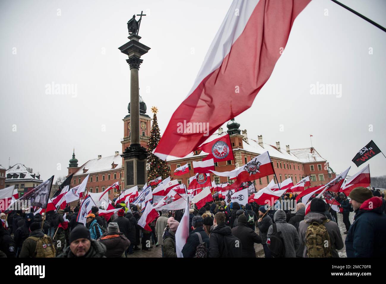 Warschau, Polen. 21. Januar 2023. Demonstranten halten während des marsches in Warschau Plakate und schwenken polnische Flaggen. Hunderte von Menschen nahmen an einem Anti-kriegsmarsch unter dem Slogan "This is not our war" Teil, der von einer nationalistischen Gruppe namens Landsleute (Rodacy Kamraci) organisiert wurde, um gegen die Beteiligung der polnischen Regierung am Konflikt in der Ukraine zu protestieren. Die Organisation Landsleute Genossen wird in Polen von vielen als pro-russische Gruppe betrachtet. Kredit: SOPA Images Limited/Alamy Live News Stockfoto