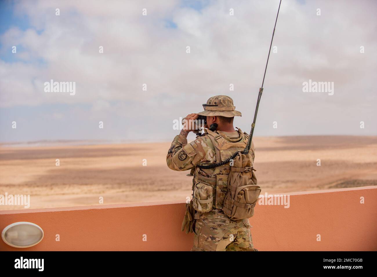 Etwa 80 Soldaten der Idaho Army National Guard im 1. Bataillon des 148. Artillerie-Regiments sowie Pendants aus mehreren Bundesstaaten, darunter Kalifornien, Oregon, Texas, Utah und Wisconsin, trainieren als Teil des African Lion ’22 für die Royal Marokcan Army in der nördlichen Sahara. Das Idaho-Bataillon aus dem 116. Kavallerie-Brigaden-Kampfteam mit Hauptsitz in Pocatello verließ die Vereinigten Staaten am 18. Juni für die zweiwöchige Übung im Ausland mit dem internationalen Partner. Die Soldaten Idahos verbrachten die erste Woche damit, sich auf den kombinierten Mehrwaffenverband vorzubereiten Stockfoto