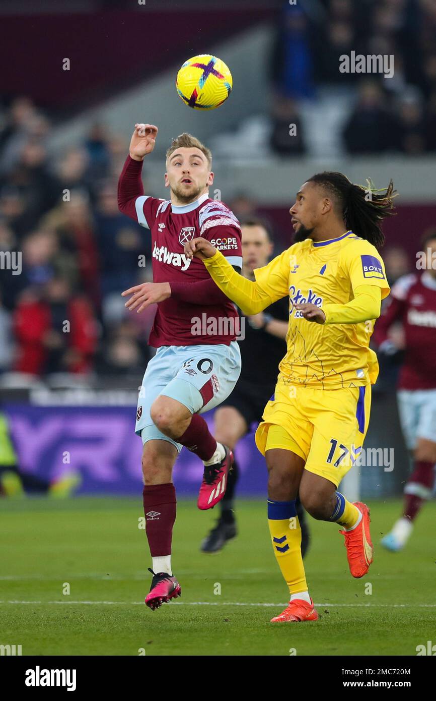 Jarrod Bowen von West Ham United und Alex Iwobi von Everton treten am Samstag, den 21. Januar 2023 im London Stadium in Stratford um den Ball beim Premier League-Spiel zwischen West Ham United und Everton an. (Kredit: Tom West | MI News) Kredit: MI News & Sport /Alamy Live News Stockfoto