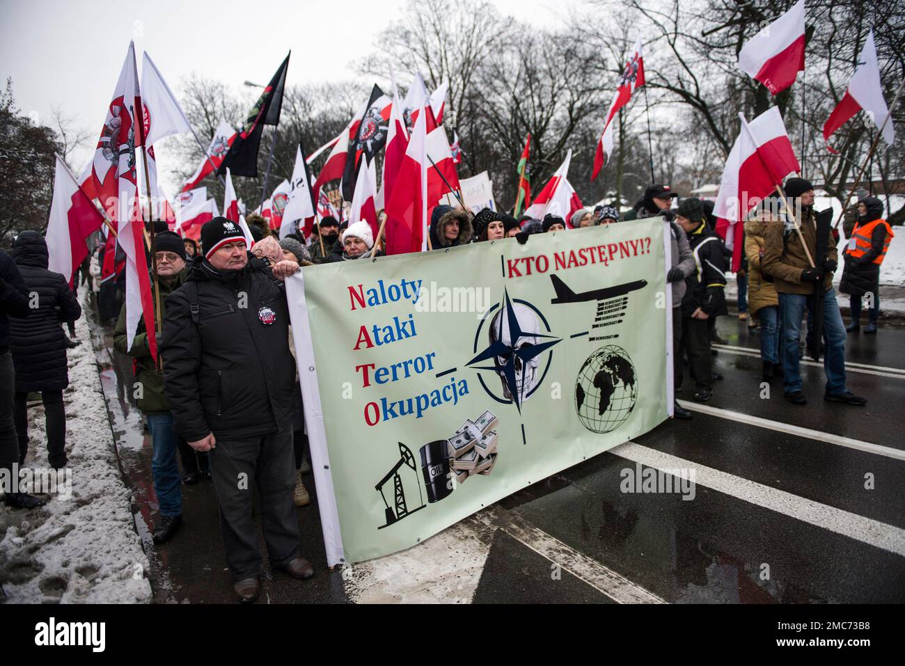 Warschau, Polen. 21. Januar 2023. Demonstranten halten während des marsches in Warschau ein Anti-NATO-Banner. Hunderte von Menschen nahmen an einem Anti-kriegsmarsch unter dem Slogan "This is not our war" Teil, der von einer nationalistischen Gruppe namens Landsleute (Rodacy Kamraci) organisiert wurde, um gegen die Beteiligung der polnischen Regierung am Konflikt in der Ukraine zu protestieren. Die Organisation Landsleute Genossen wird in Polen von vielen als pro-russische Gruppe betrachtet. (Foto: Attila Husejnow/SOPA Images/Sipa USA) Guthaben: SIPA USA/Alamy Live News Stockfoto