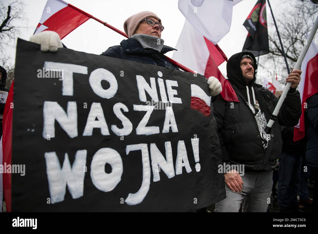 Warschau, Polen. 21. Januar 2023. Eine Frau hält ein Plakat, auf dem steht, dass dies nicht unser Krieg während des marsches in Warschau ist. Hunderte von Menschen nahmen an einem Anti-kriegsmarsch unter dem Slogan "This is not our war" Teil, der von einer nationalistischen Gruppe namens Landsleute (Rodacy Kamraci) organisiert wurde, um gegen die Beteiligung der polnischen Regierung am Konflikt in der Ukraine zu protestieren. Die Organisation Landsleute Genossen wird in Polen von vielen als pro-russische Gruppe betrachtet. (Foto: Attila Husejnow/SOPA Images/Sipa USA) Guthaben: SIPA USA/Alamy Live News Stockfoto