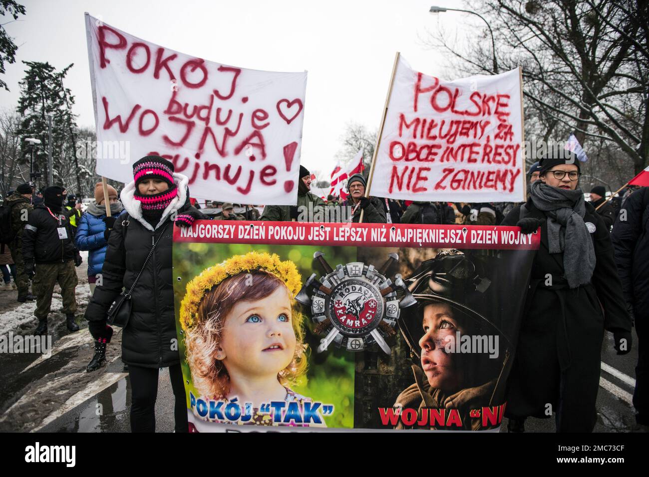 Warschau, Polen. 21. Januar 2023. Demonstranten halten während des marsches in Warschau Banner. Hunderte von Menschen nahmen an einem Anti-kriegsmarsch unter dem Slogan "This is not our war" Teil, der von einer nationalistischen Gruppe namens Landsleute (Rodacy Kamraci) organisiert wurde, um gegen die Beteiligung der polnischen Regierung am Konflikt in der Ukraine zu protestieren. Die Organisation Landsleute Genossen wird in Polen von vielen als pro-russische Gruppe betrachtet. (Foto: Attila Husejnow/SOPA Images/Sipa USA) Guthaben: SIPA USA/Alamy Live News Stockfoto