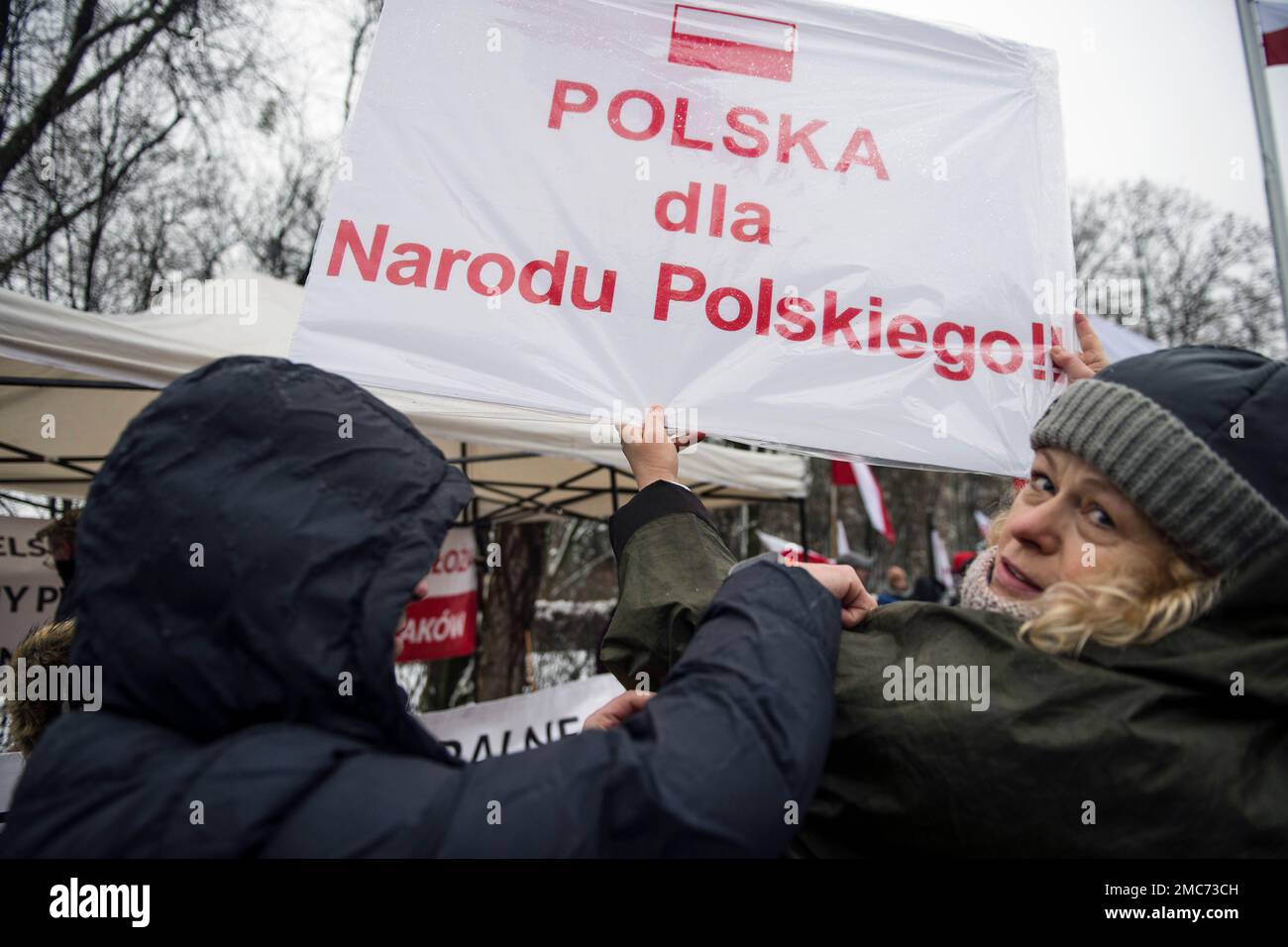 Warschau, Polen. 21. Januar 2023. Eine Frau hat ein Plakat, auf dem steht, dass Polen während des marsches in Warschau für die Polen ist. Hunderte von Menschen nahmen an einem Anti-kriegsmarsch unter dem Slogan "This is not our war" Teil, der von einer nationalistischen Gruppe namens Landsleute (Rodacy Kamraci) organisiert wurde, um gegen die Beteiligung der polnischen Regierung am Konflikt in der Ukraine zu protestieren. Die Organisation Landsleute Genossen wird in Polen von vielen als pro-russische Gruppe betrachtet. (Foto: Attila Husejnow/SOPA Images/Sipa USA) Guthaben: SIPA USA/Alamy Live News Stockfoto
