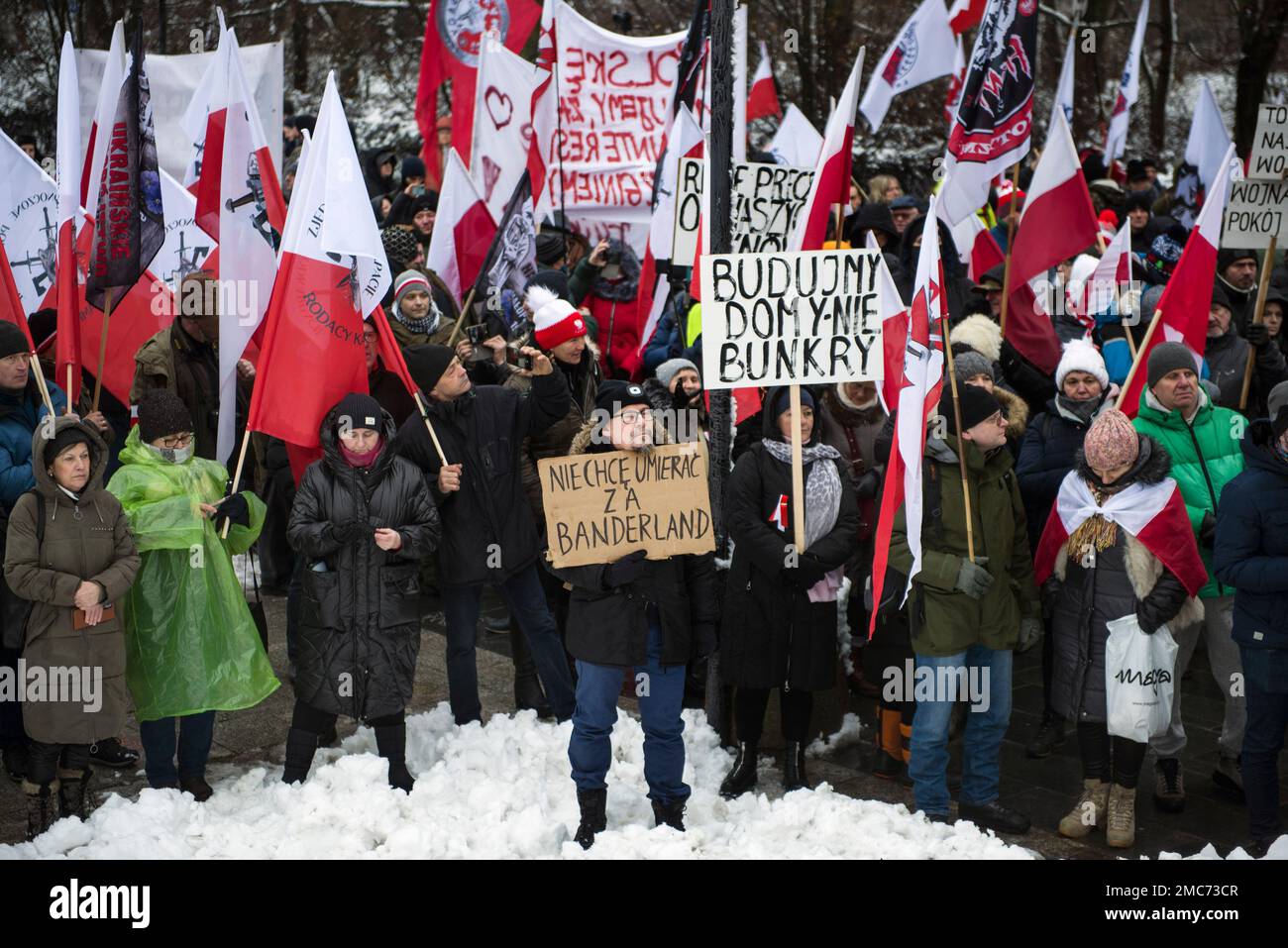 Warschau, Polen. 21. Januar 2023. Demonstranten halten während des marsches in Warschau Plakate und schwenken polnische Flaggen. Hunderte von Menschen nahmen an einem Anti-kriegsmarsch unter dem Slogan "This is not our war" Teil, der von einer nationalistischen Gruppe namens Landsleute (Rodacy Kamraci) organisiert wurde, um gegen die Beteiligung der polnischen Regierung am Konflikt in der Ukraine zu protestieren. Die Organisation Landsleute Genossen wird in Polen von vielen als pro-russische Gruppe betrachtet. (Foto: Attila Husejnow/SOPA Images/Sipa USA) Guthaben: SIPA USA/Alamy Live News Stockfoto