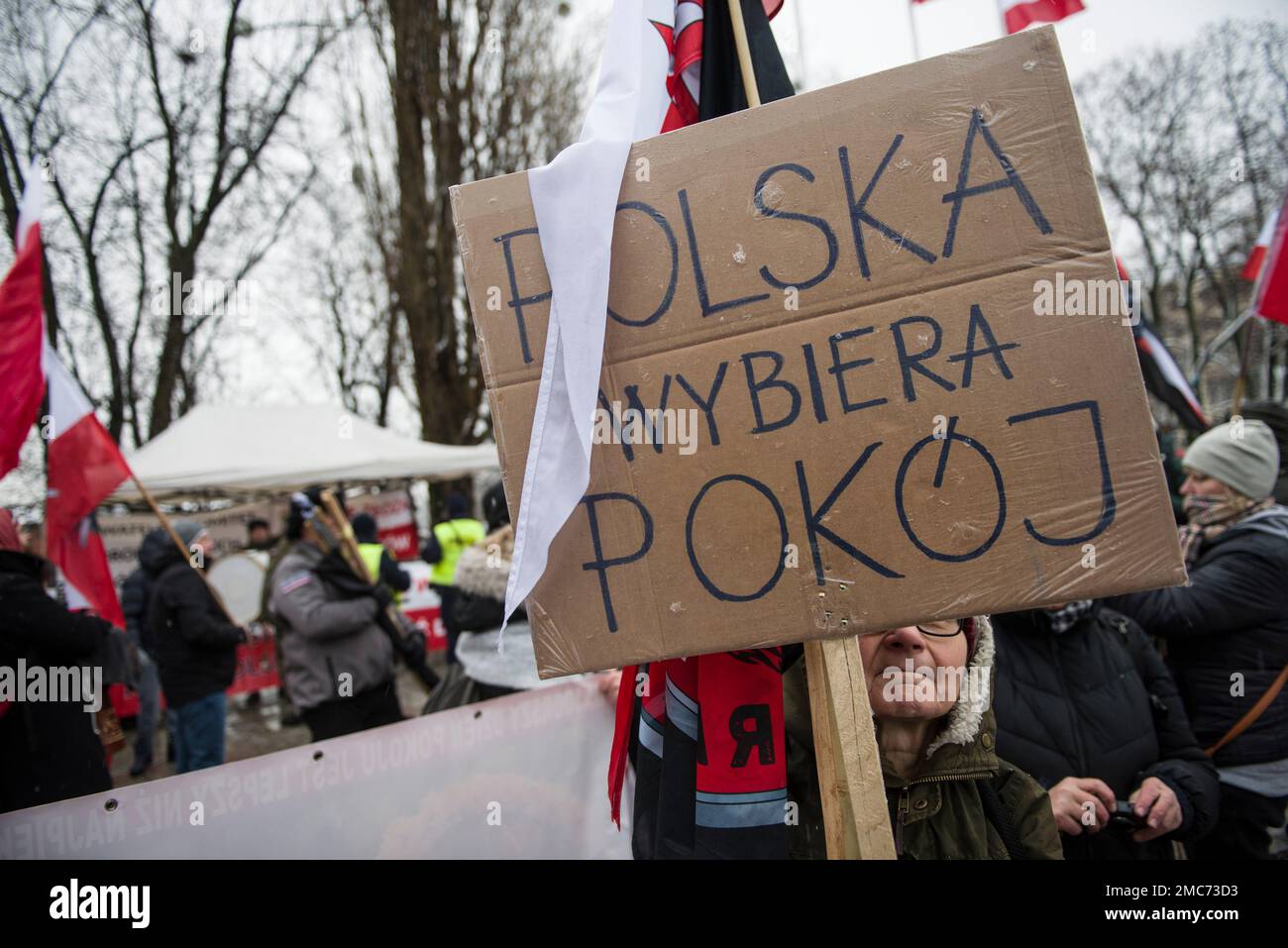 Warschau, Polen. 21. Januar 2023. Eine Frau trägt ein Plakat mit der Aufschrift Polen wähle Frieden während des marsches in Warschau. Hunderte von Menschen nahmen an einem Anti-kriegsmarsch unter dem Slogan "This is not our war" Teil, der von einer nationalistischen Gruppe namens Landsleute (Rodacy Kamraci) organisiert wurde, um gegen die Beteiligung der polnischen Regierung am Konflikt in der Ukraine zu protestieren. Die Organisation Landsleute Genossen wird in Polen von vielen als pro-russische Gruppe betrachtet. (Foto: Attila Husejnow/SOPA Images/Sipa USA) Guthaben: SIPA USA/Alamy Live News Stockfoto