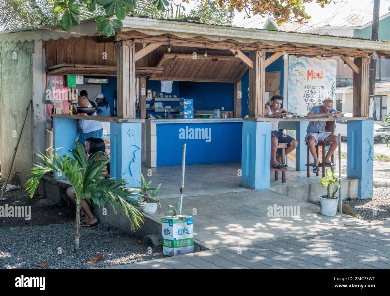 Gäste, die in einem kleinen Costa-ricanischen Meeresfrüchte-Restaurant in Limón essen. Stockfoto