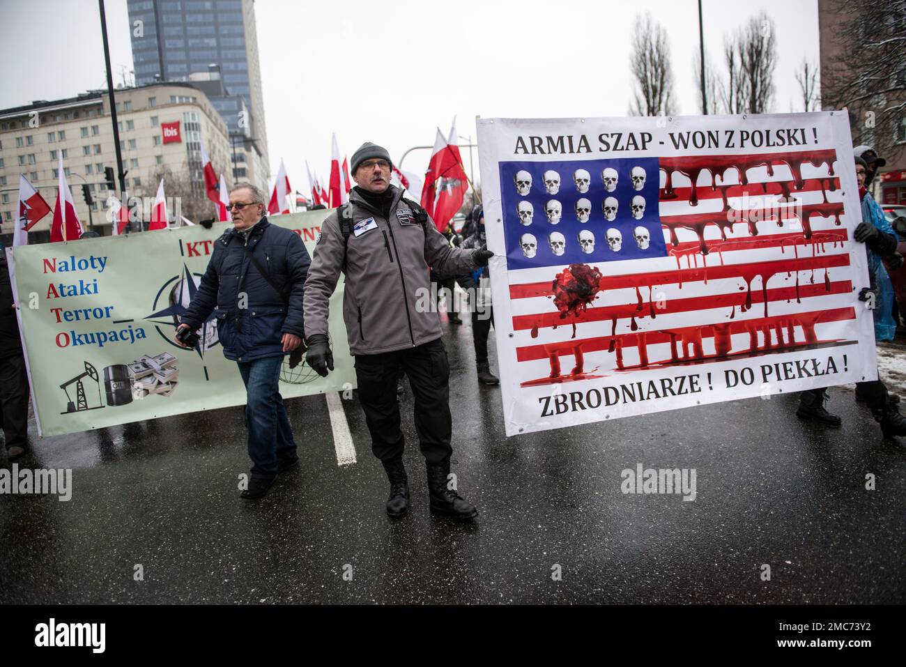 Warschau, Polen. 21. Januar 2023. Demonstranten halten während des marsches in Warschau ein Anti-USA- und Anti-NATO-Banner. Hunderte von Menschen nahmen an einem Anti-kriegsmarsch unter dem Slogan "This is not our war" Teil, der von einer nationalistischen Gruppe namens Landsleute (Rodacy Kamraci) organisiert wurde, um gegen die Beteiligung der polnischen Regierung am Konflikt in der Ukraine zu protestieren. Die Organisation Landsleute Genossen wird in Polen von vielen als pro-russische Gruppe betrachtet. (Foto: Attila Husejnow/SOPA Images/Sipa USA) Guthaben: SIPA USA/Alamy Live News Stockfoto