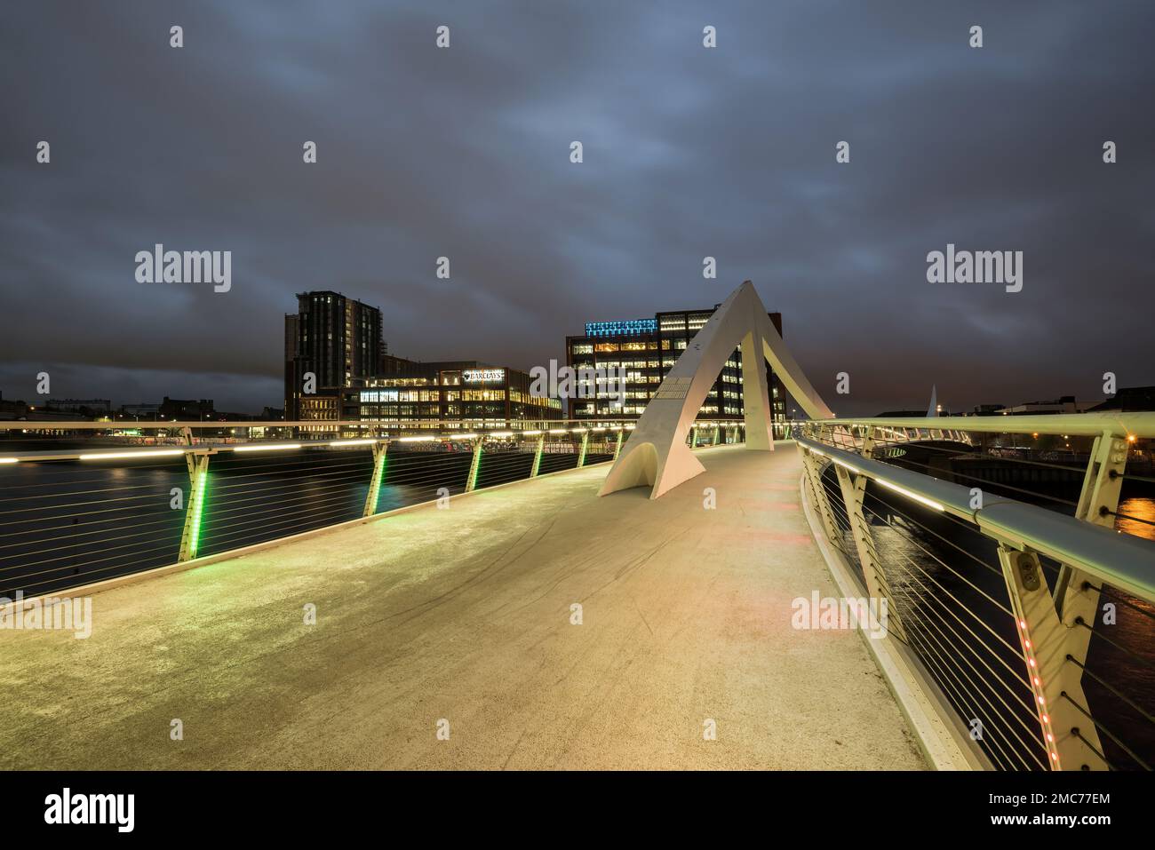Nachtbild der Tradeston (Squiggly) Bridge über den Fluss Clyde, Glasgow, Schottland Stockfoto
