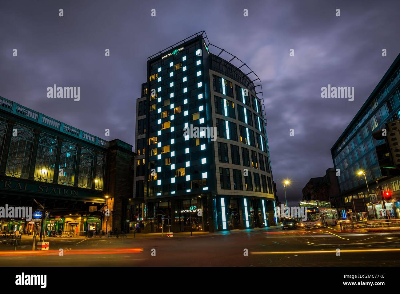 Nachtbild der geschäftigen Kreuzung von Glasgow Road mit großem Motel und Glasgow Central Station. Stockfoto