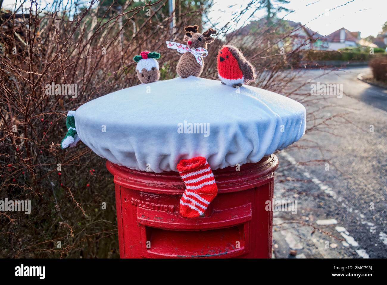 Ein Postfach am ersten Weihnachtsfeiertag mit einer saisonalen Ausstellung. Stockfoto