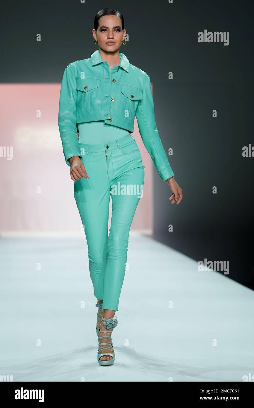Fashion from Sergio Hudson fall/winter 2022 collection is modeled during Fashion Week, Sunday, Feb. 13, 2022, in New York. (AP Photo/John Minchillo) Stockfoto