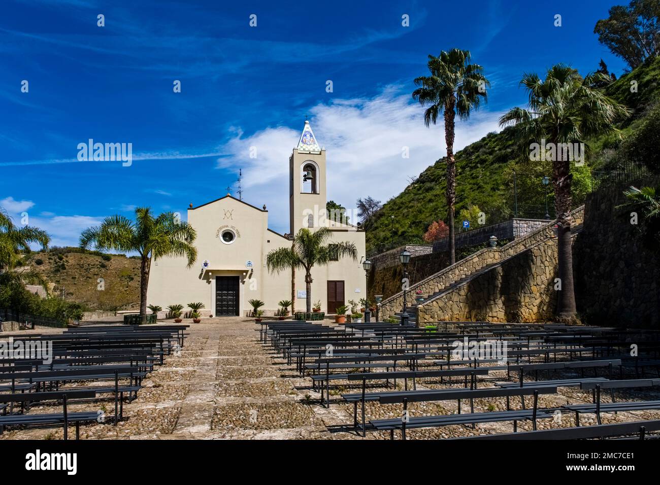 Das Heiligtum von Madonna del Ponte, santuario della Madonna del Ponte, ein Wallfahrtsort im Nordwesten Siziliens. Stockfoto
