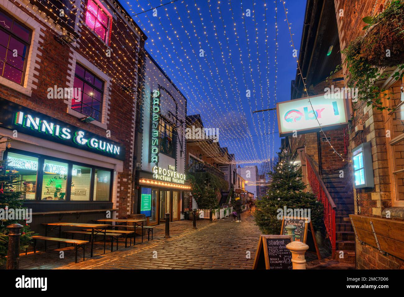 Yrendy Ashton Lane im West End von Glasgow bei Nacht nahe Weihnachten. Stockfoto