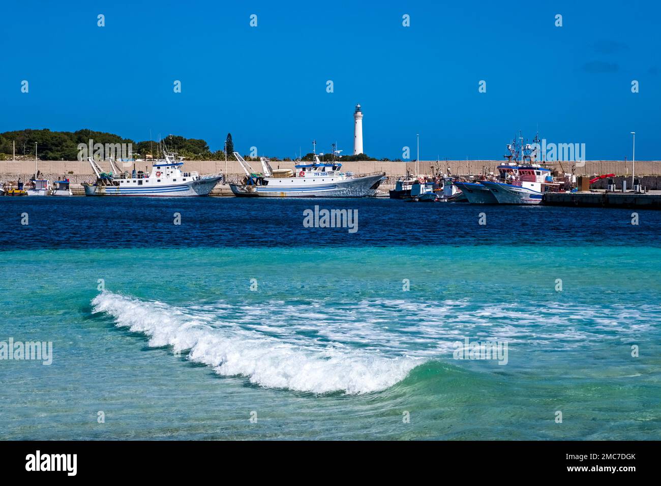 Hafen mit Fischerbooten und Leuchtturm in San Vito lo Capo, einer kleinen Stadt am nördlichen Ende von Capo San Vito. Stockfoto