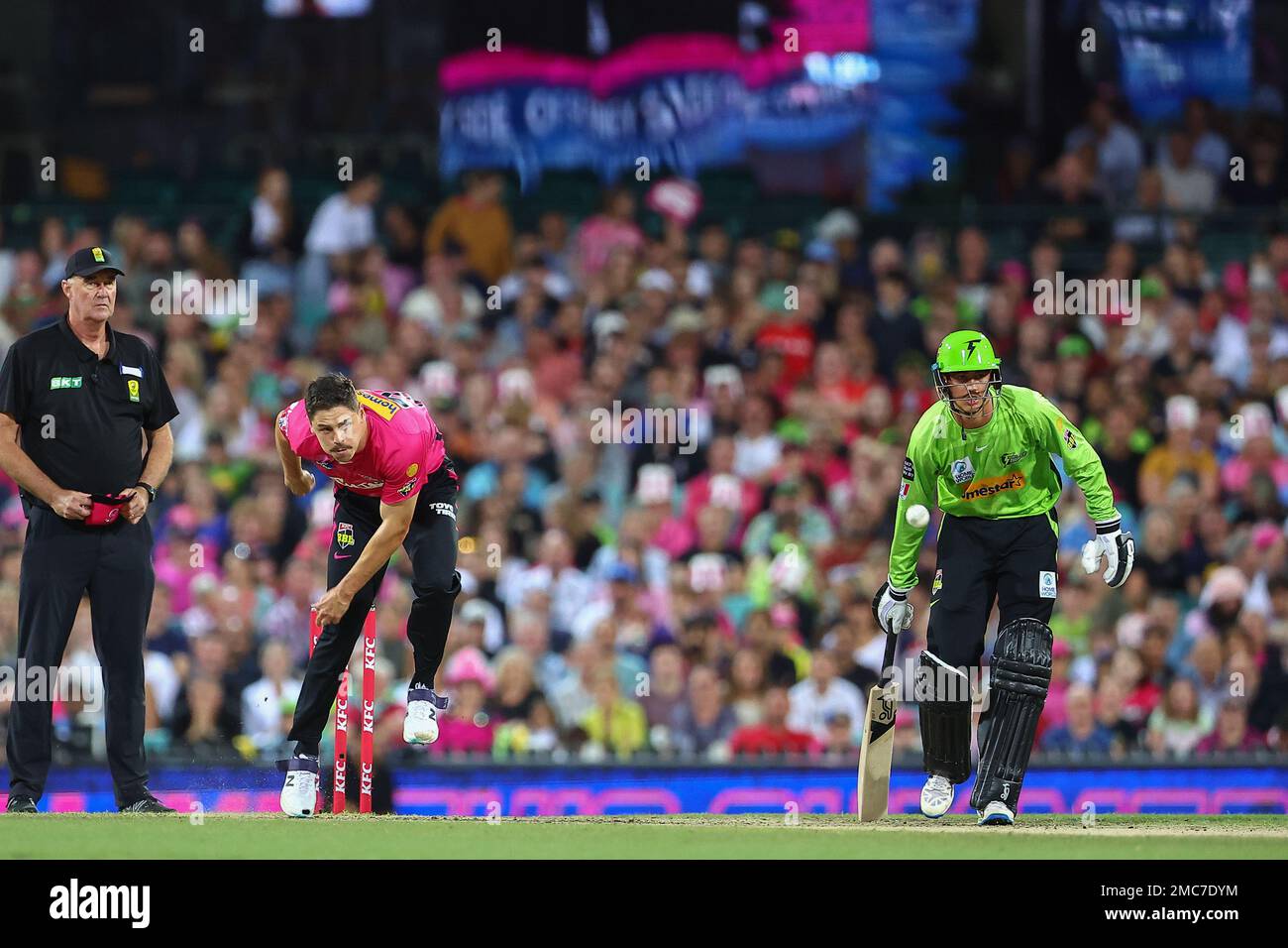 21. Januar 2023; Sydney Cricket Ground, Sydney, NSW, Australien: Big Bash T20 League Cricket, Sydney Sixers gegen Sydney Thunder; Ben Dwarshuis von Sydney Sixers bowlt für David Warner von Sydney Thunder Stockfoto