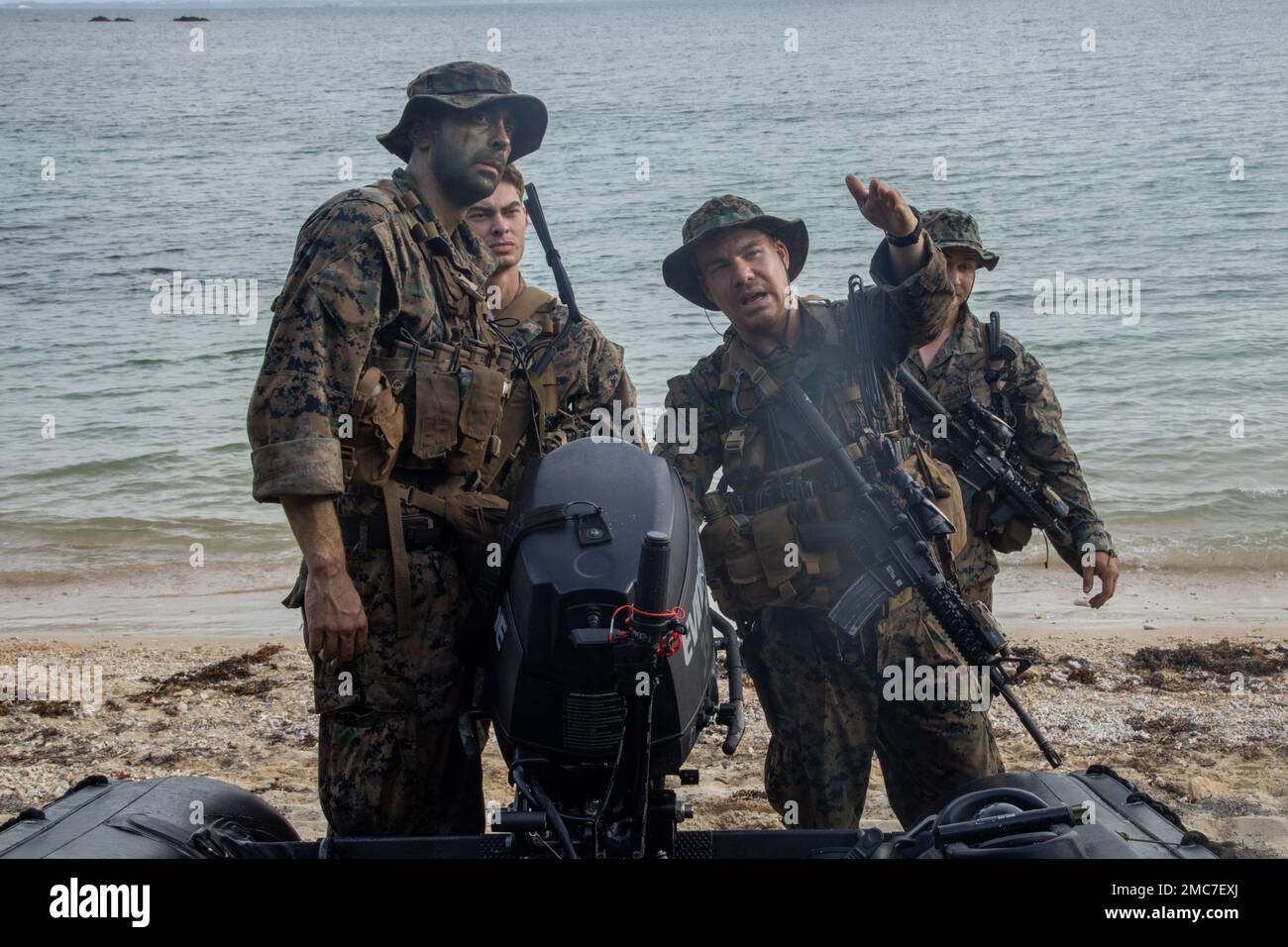 USA Marines, die der 31. Marineexpeditionstruppe zugeteilt sind, bereiten sich auf eine amphibische Einlage während einer Persistenzübung (PERSISTEX) in Okinawa, Japan, vor, 26. Juni 2022. Der Zweck der Schulung bestand darin, die Fähigkeiten der erweiterten Expeditionsbasis zu verfeinern und zu verbessern und den verteilten Betrieb zu üben. Die MEU von 31., die einzige fortlaufend nach vorn verlegte MEU des Marine Corps, bietet eine flexible und tödliche Truppe, die bereit ist, als führende Krisenreaktionstruppe in der Region Indo-Pazifik ein breites Spektrum militärischer Operationen durchzuführen. Stockfoto