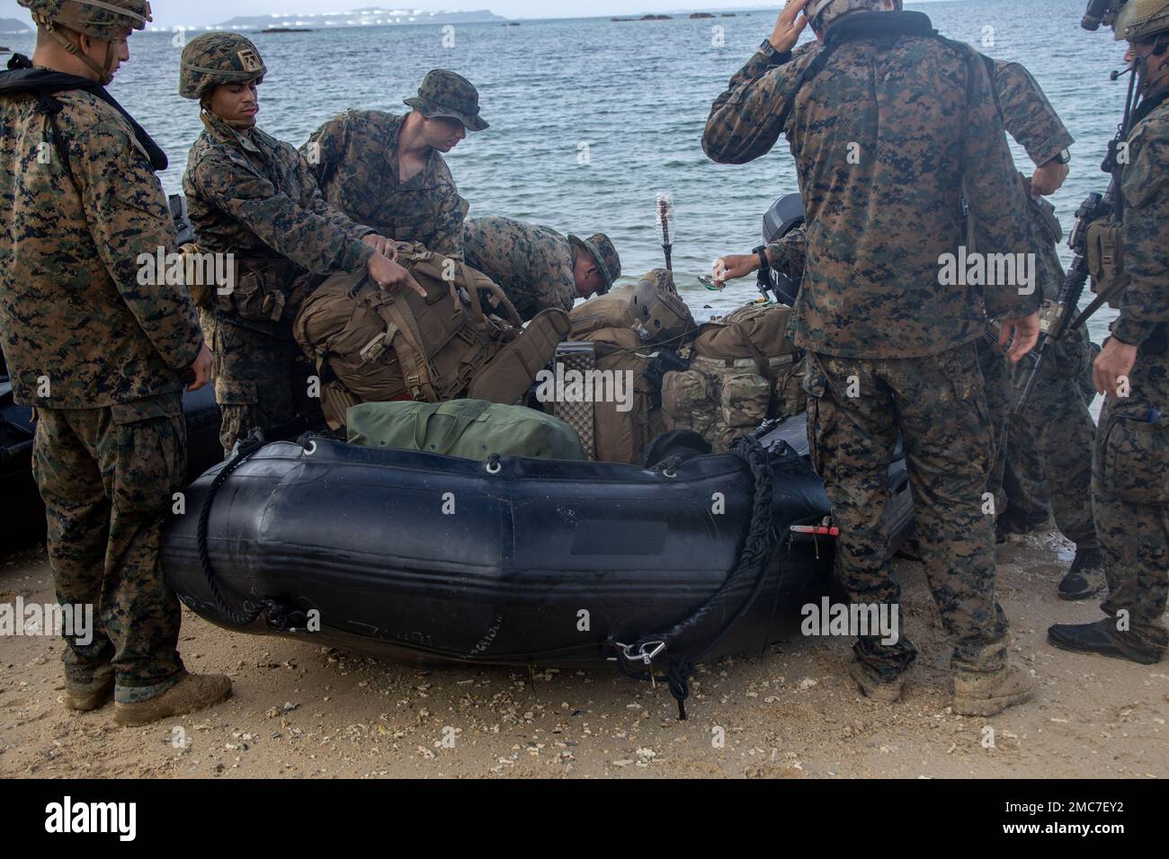 USA Marines, die der 31. Marine Expeditionary Unit zugeteilt wurden, laden Ausrüstung in ein Kampfgummi-Raketenfahrzeug für einen amphibischen Einsatz, während einer Persistenzübung (PERSISTEX) in Okinawa, Japan, 26. Juni 2022. Der Zweck der Schulung bestand darin, die Fähigkeiten der erweiterten Expeditionsbasis zu verfeinern und zu verbessern und den verteilten Betrieb zu üben. Die MEU von 31., die einzige fortlaufend nach vorn verlegte MEU des Marine Corps, bietet eine flexible und tödliche Truppe, die bereit ist, als führende Krisenreaktionstruppe in der Region Indo-Pazifik ein breites Spektrum militärischer Operationen durchzuführen. Stockfoto