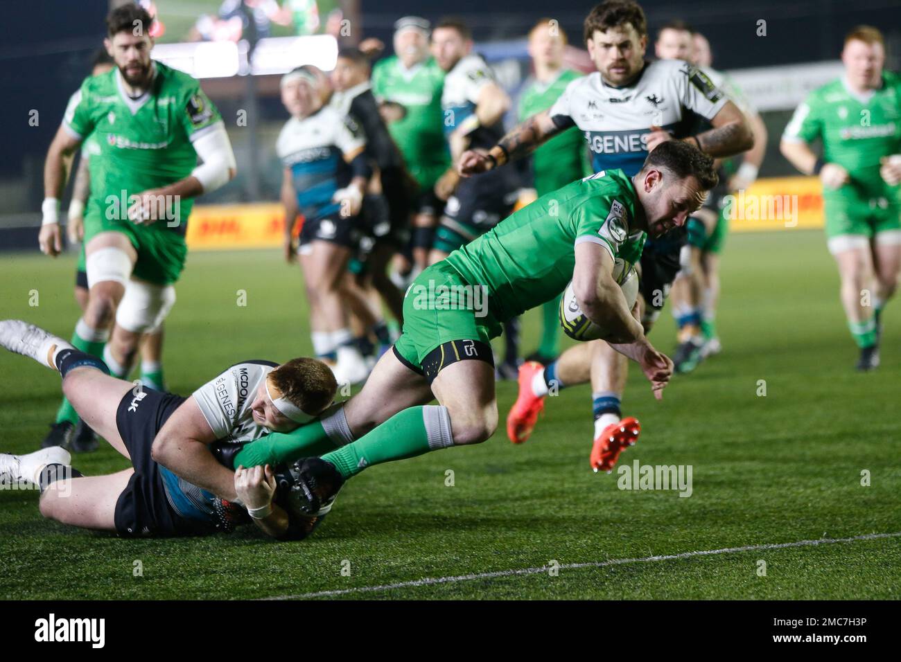 Michael Young von Newcastle Falcons erhält den ersten Platz beim European Challenge Cup zwischen Newcastle Falcons und Connacht Rugby am Samstag, den 21. Januar 2023 im Kingston Park in Newcastle. (Kredit: Chris Lishman | MI News) Kredit: MI News & Sport /Alamy Live News Stockfoto