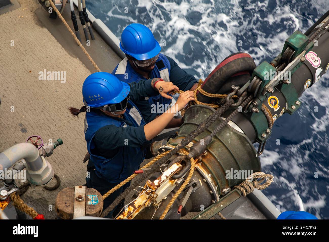 OSTCHINESISCHES MEER (26. Juni 2022) Boatswain’s Mate 3. Class Ashley Iuli, links, aus Los Angeles, Und Boatswain's Mate 2. Class Jarod Smith, Right, aus Jacksonville, Florida, verbindet eine Treibstoffleitung an Bord des Arleigh Burke-Class Guided Missile Destroyer USS Dewey (DDG 105) während einer Wiederauffüllung auf See mit dem Trockenfrachtschiff USNS Cesar Chavez der Lewis- und Clark-Klasse (T-AKE-14). Dewey ist dem Kommandeur, der Task Force 71/Destroyer Squadron (DESRON) 15, der größten nach vorn eingesetzten DESRON der Marine und der Hauptstreitkräfte der US-7.-Flotte zugewiesen. Stockfoto