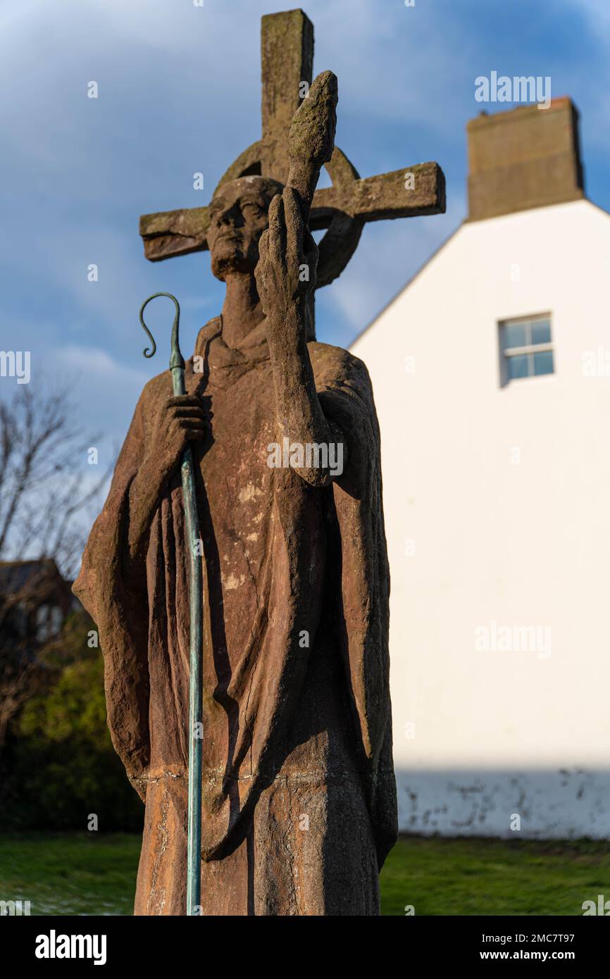 Statue von St. Cuthbert auf dem Gelände von Lindisfarne Priory, Lindisfarne, Northumberland, Großbritannien Stockfoto