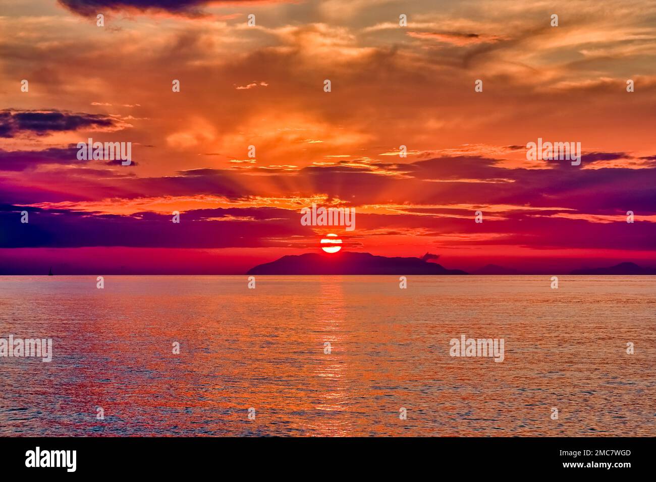 Sonnenuntergang über der Insel Vulcano, einer Insel der Lipari-Inseln im Tyrrhenischen Meer vor der Nordküste Siziliens. Stockfoto