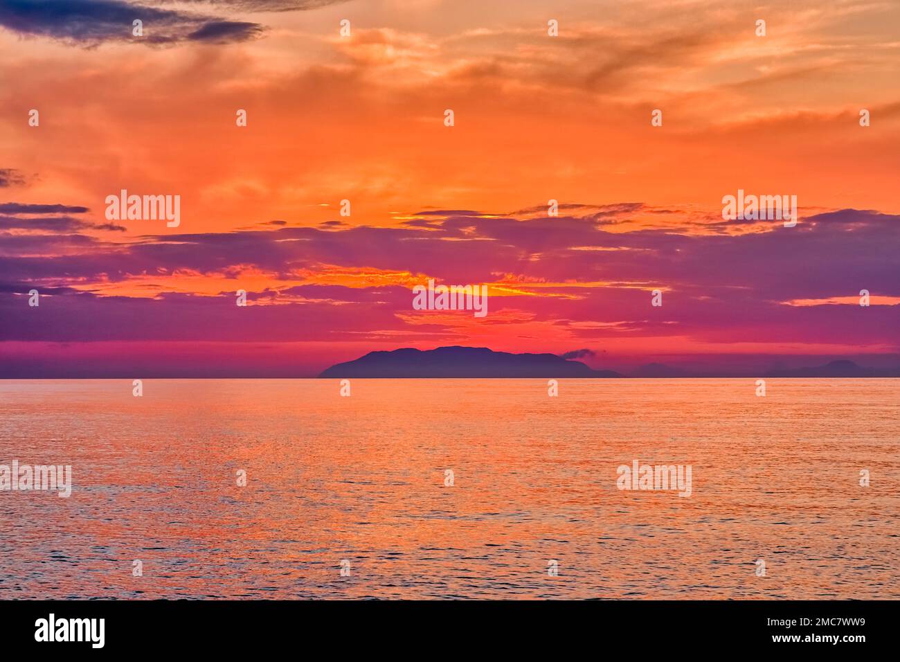Sonnenuntergang über der Insel Vulcano, einer Insel der Lipari-Inseln im Tyrrhenischen Meer vor der Nordküste Siziliens. Stockfoto