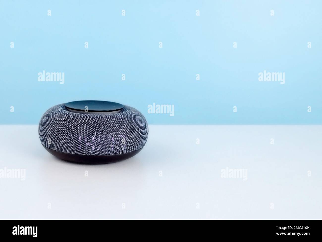 Nahaufnahme des Mini Smart Speakers für zu Hause. Intelligentes KI-Lautsprecherkonzept. Sprachgesteuerter Lautsprecher mit aktivierter Spracherkennung Stockfoto