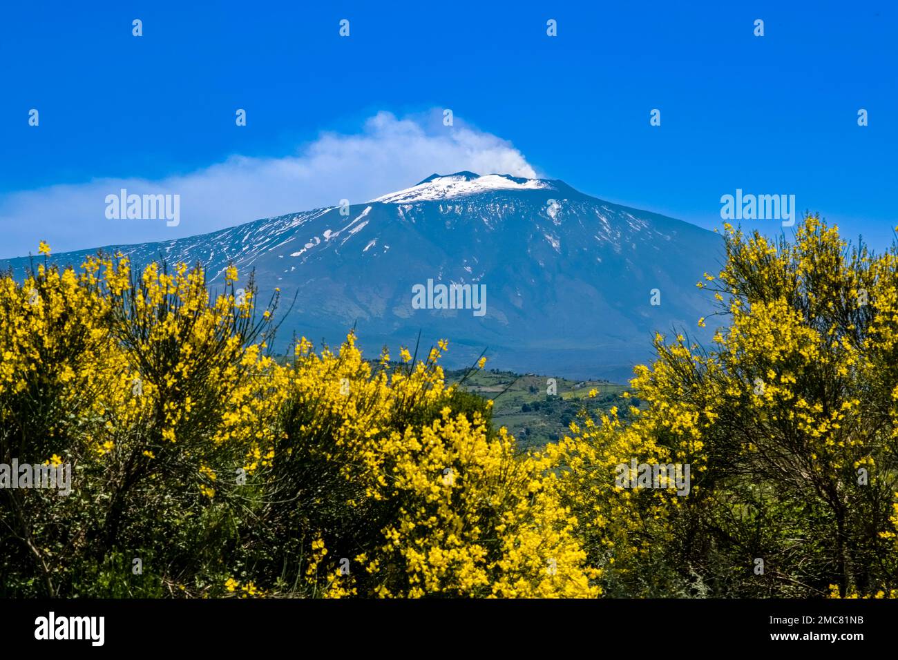 Der Rauch erhebt sich aus den Kratern des Ätna, Mongibello, auf mehr als 3350 m dem höchsten Vulkan in Europa. Stockfoto