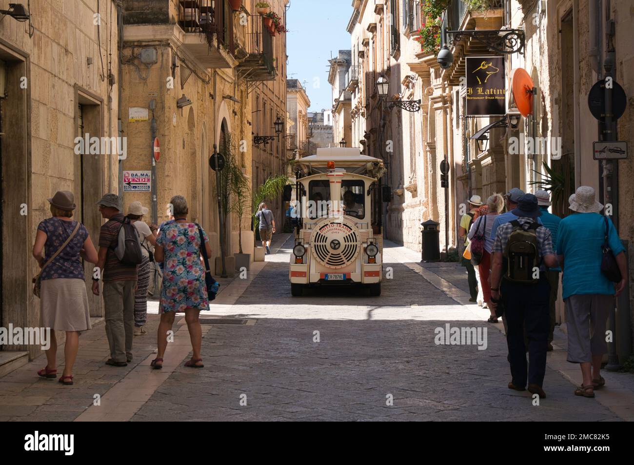 Ein Touristenzug in Lecce, Apulien, Italien Stockfoto