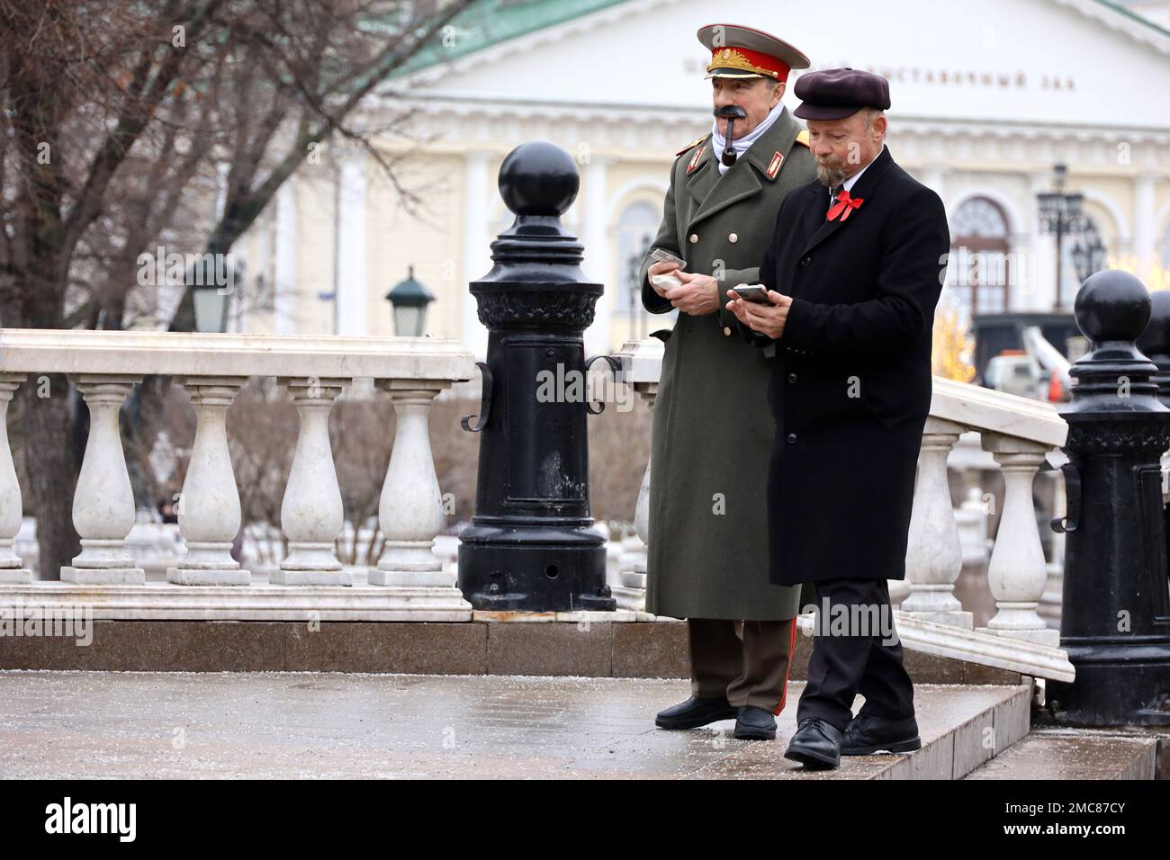 Männer in Lenin- und Stalin-Kostümen auf der Winterstraße. Roter Platz, Reisen in Russland, UdSSR-Geschichte Stockfoto