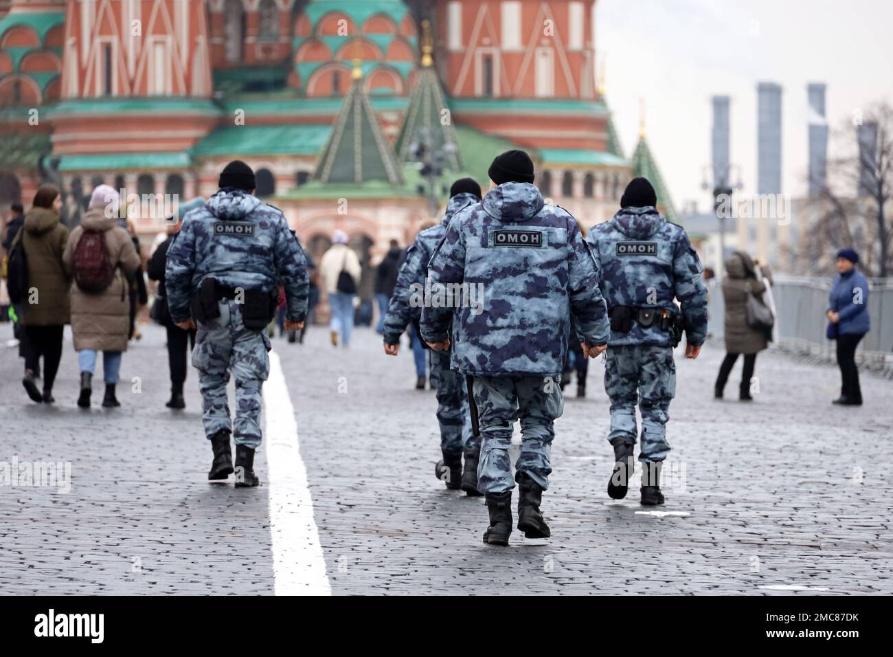 Die russische Polizei läuft den Roten Platz in Moskau entlang, vor dem Hintergrund von St. Basilius-Kathedrale Stockfoto