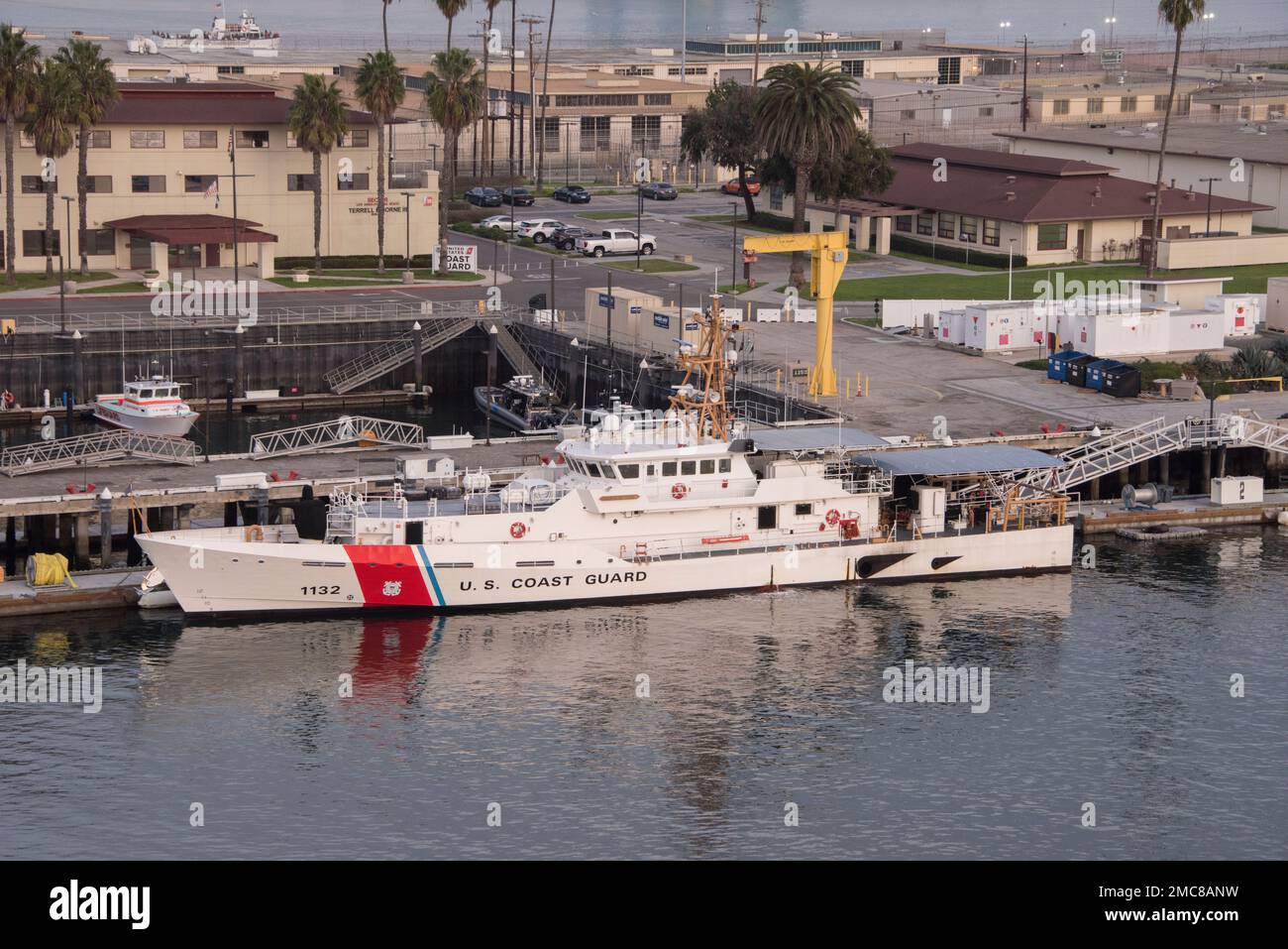 Ein Cutter der US-Küstenwache ist am Dock im belebtesten Containerhafen in Nordamerika, dem Hafen von Los Angeles, Kalifornien, befestigt Stockfoto