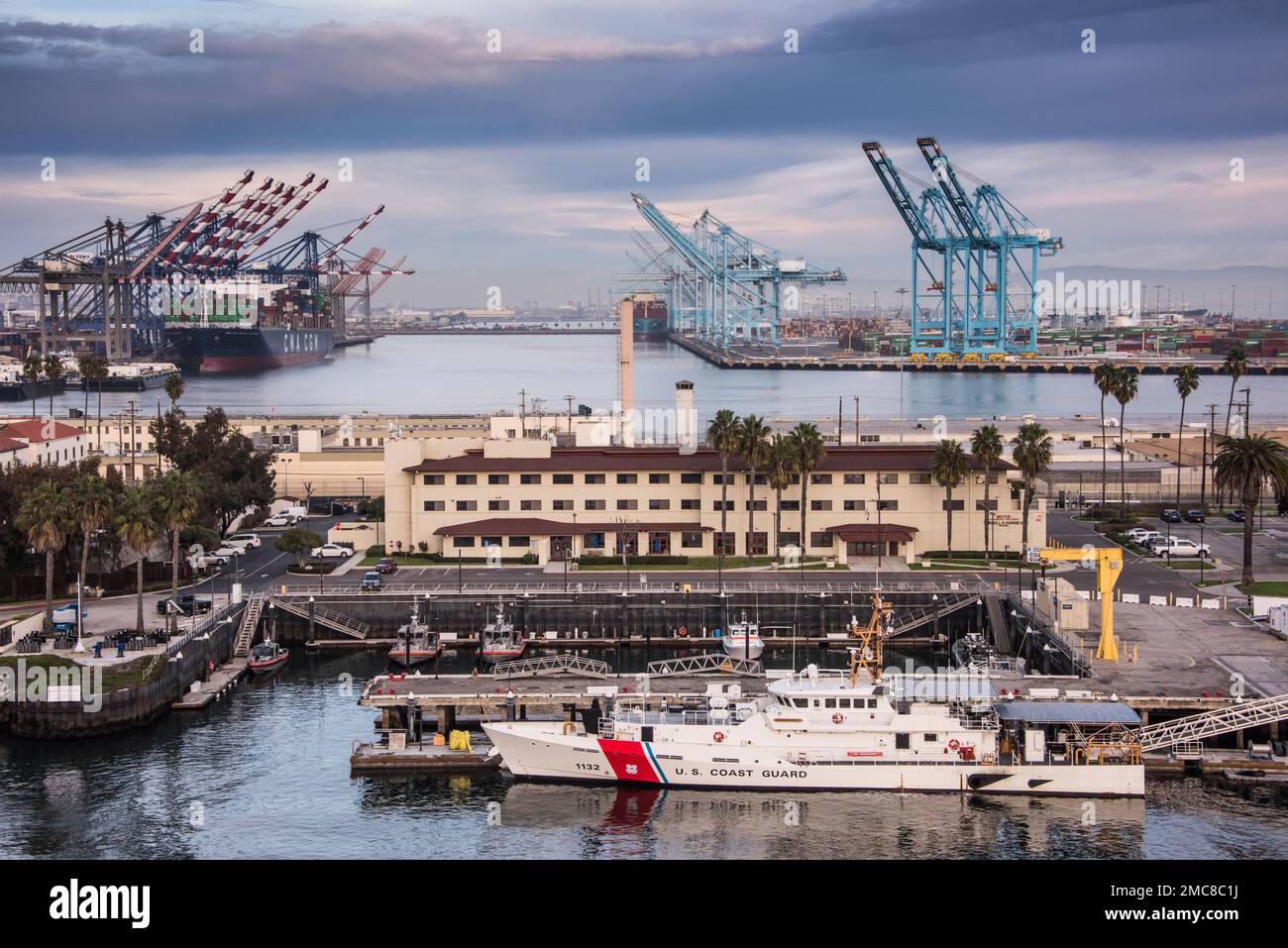 Ein Cutter der US-Küstenwache ist am Dock im belebtesten Containerhafen in Nordamerika, dem Hafen von Los Angeles, Kalifornien, befestigt Stockfoto